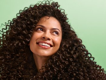 Fórmula nutritiva enriquecida con 5 aceites. Cabello 5x más fuerte.