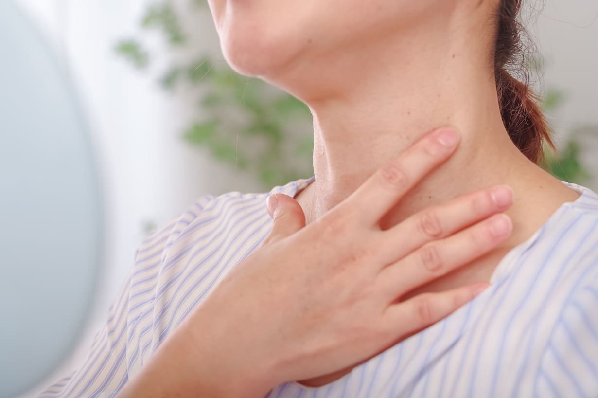 cuello con manchas oscuras