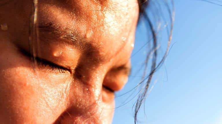 Mujer tocándose la barbilla