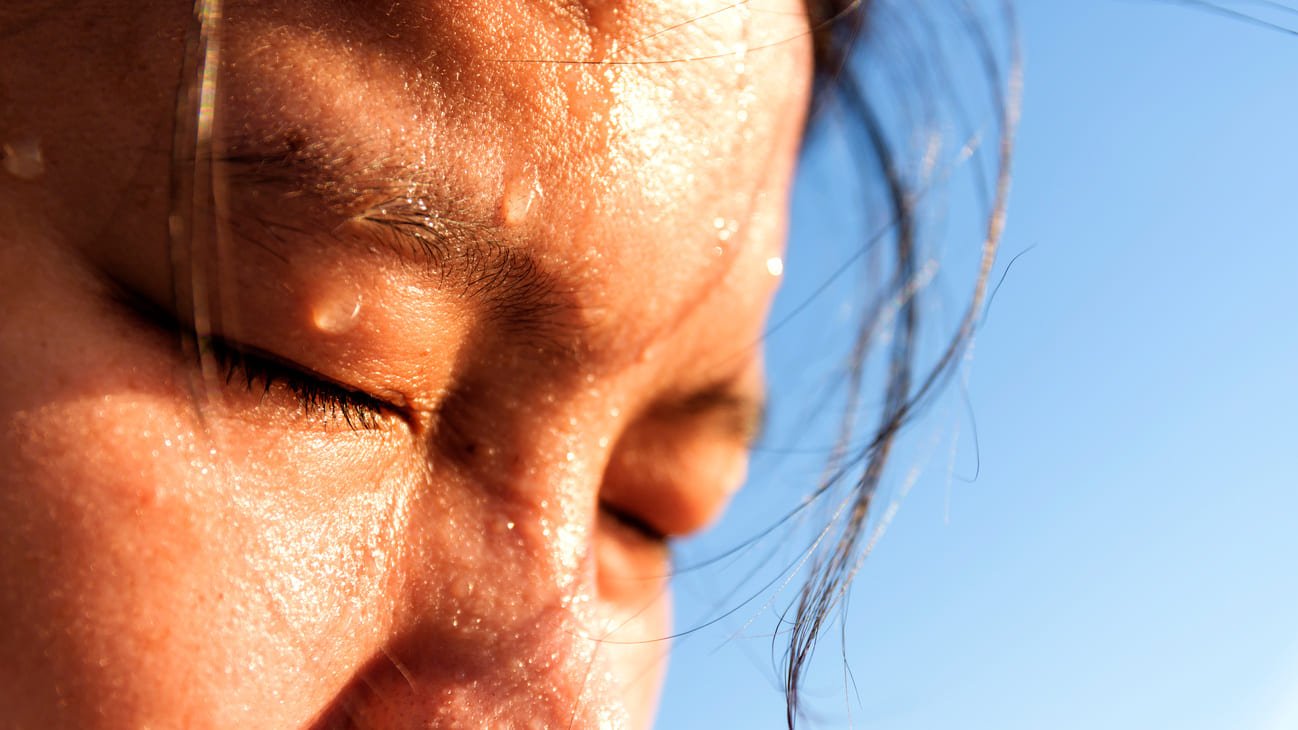 Mujer tocándose la barbilla