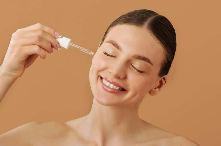 Mujer tocándose la barbilla