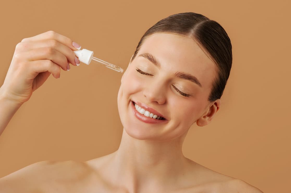 Mujer tocándose la barbilla