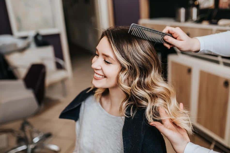 balayage mechas rubias en pelo castaño