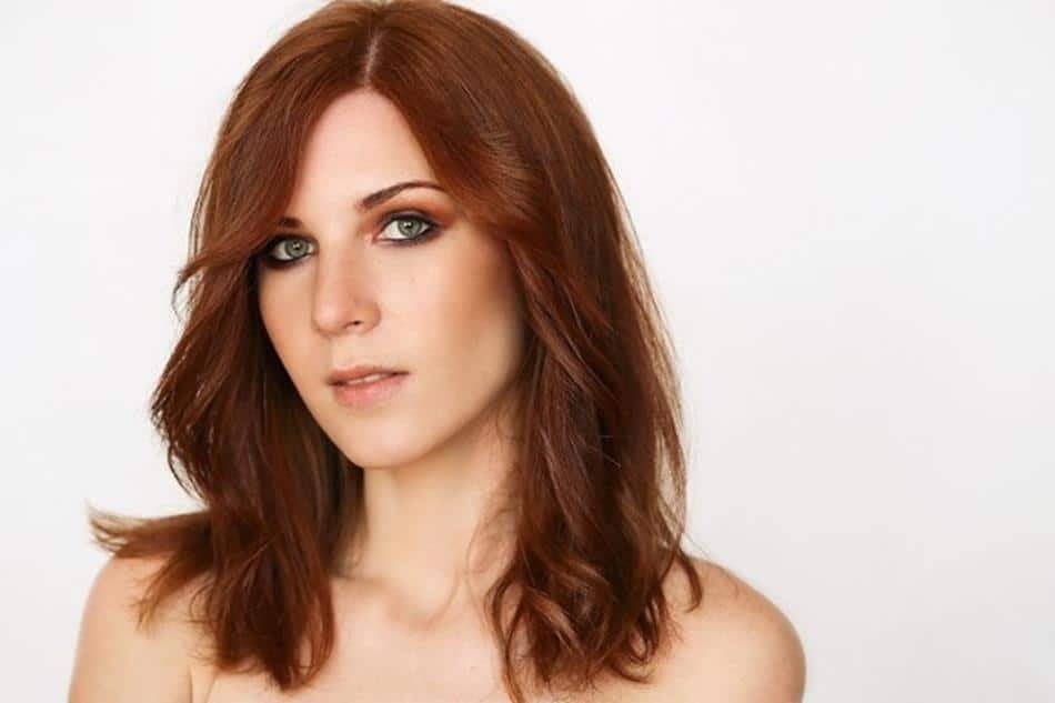 pelo castaño rojizo oscuro