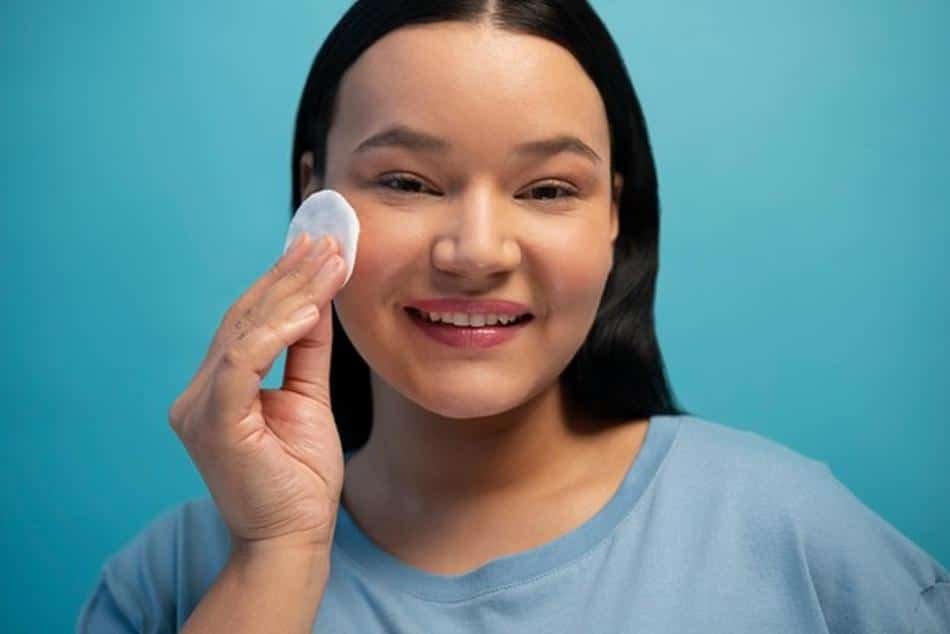 el agua micelar se enjuaga