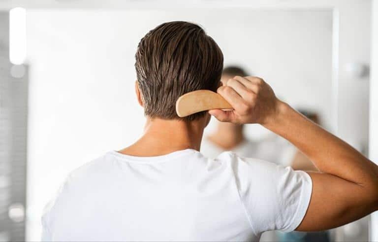 pelo encrespado hombre