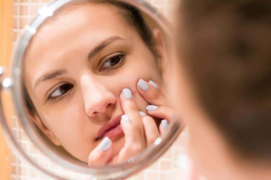 Mujer tocándose la barbilla