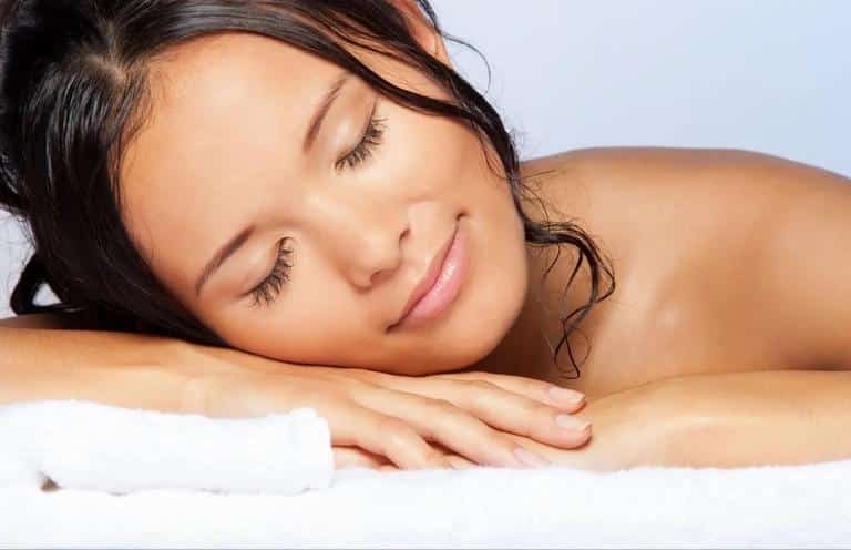 dormir con el pelo mojado