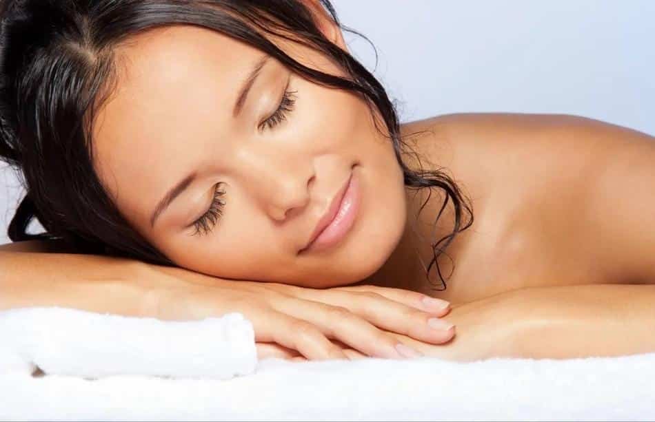 dormir con el pelo mojado