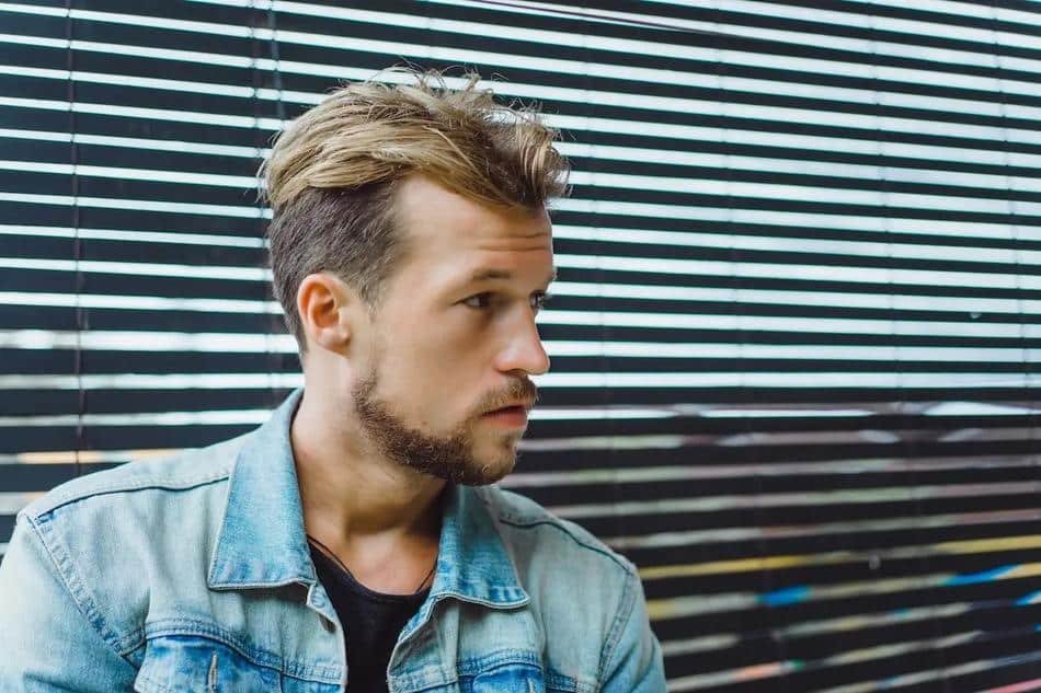 mechas rubias hombre