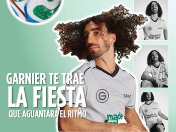 Cucurella rematandado un balón, cartel de fiesta