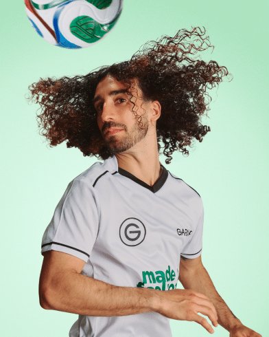 Marc Cucurella rematando de cabeza