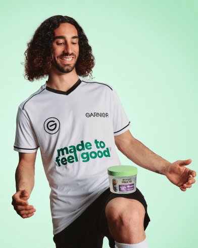 Marc cucurella con un tarro de flexi rizos como si fuera un balón de fútbol