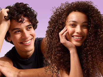 Chico y chica con el pelo rizado