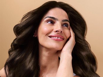 chica de pelo castaño
