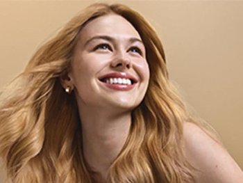 chica con pelo rubio teñido