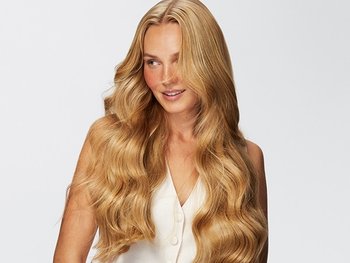Mujer rubia olia gloss