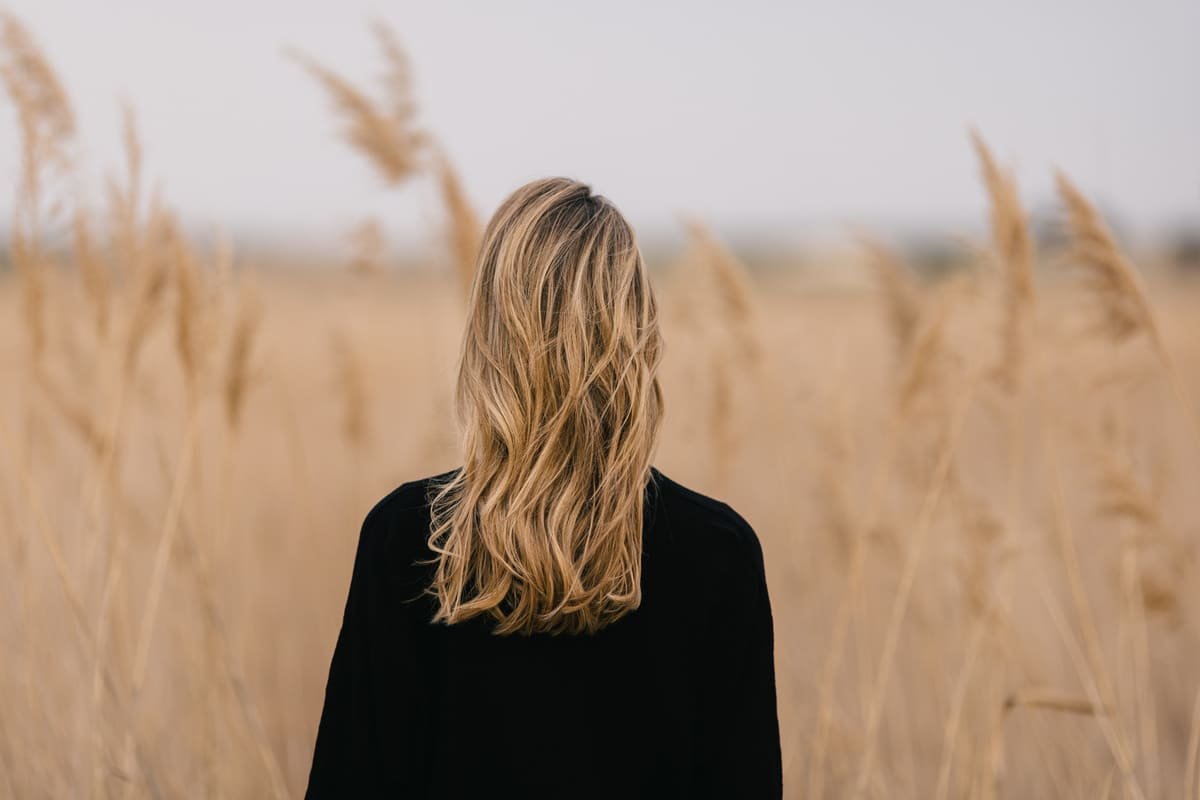 como decolorar un pelo teñido