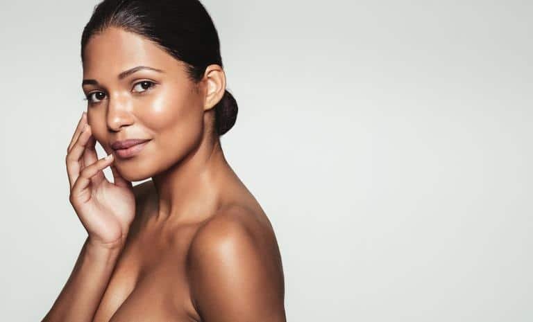 Mujer tocándose la barbilla