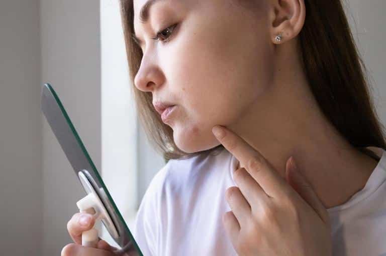 Mujer tocándose la barbilla