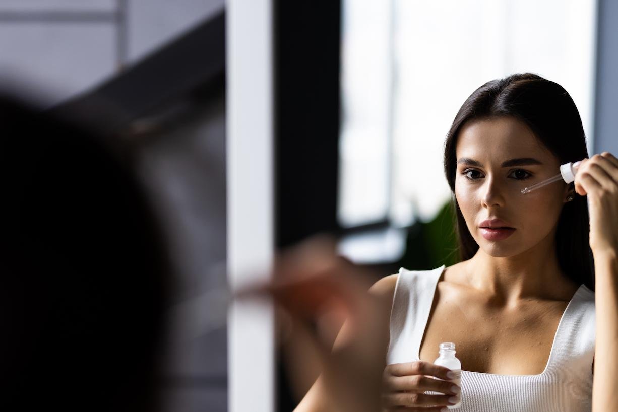 Mujer tocándose la barbilla