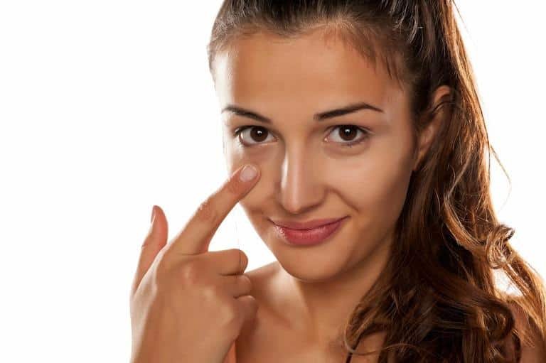 Mujer tocándose la barbilla