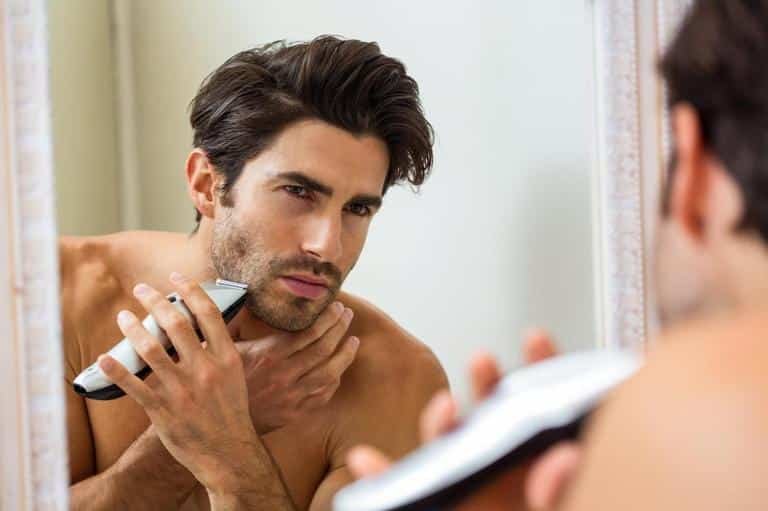 Mujer tocándose la barbilla