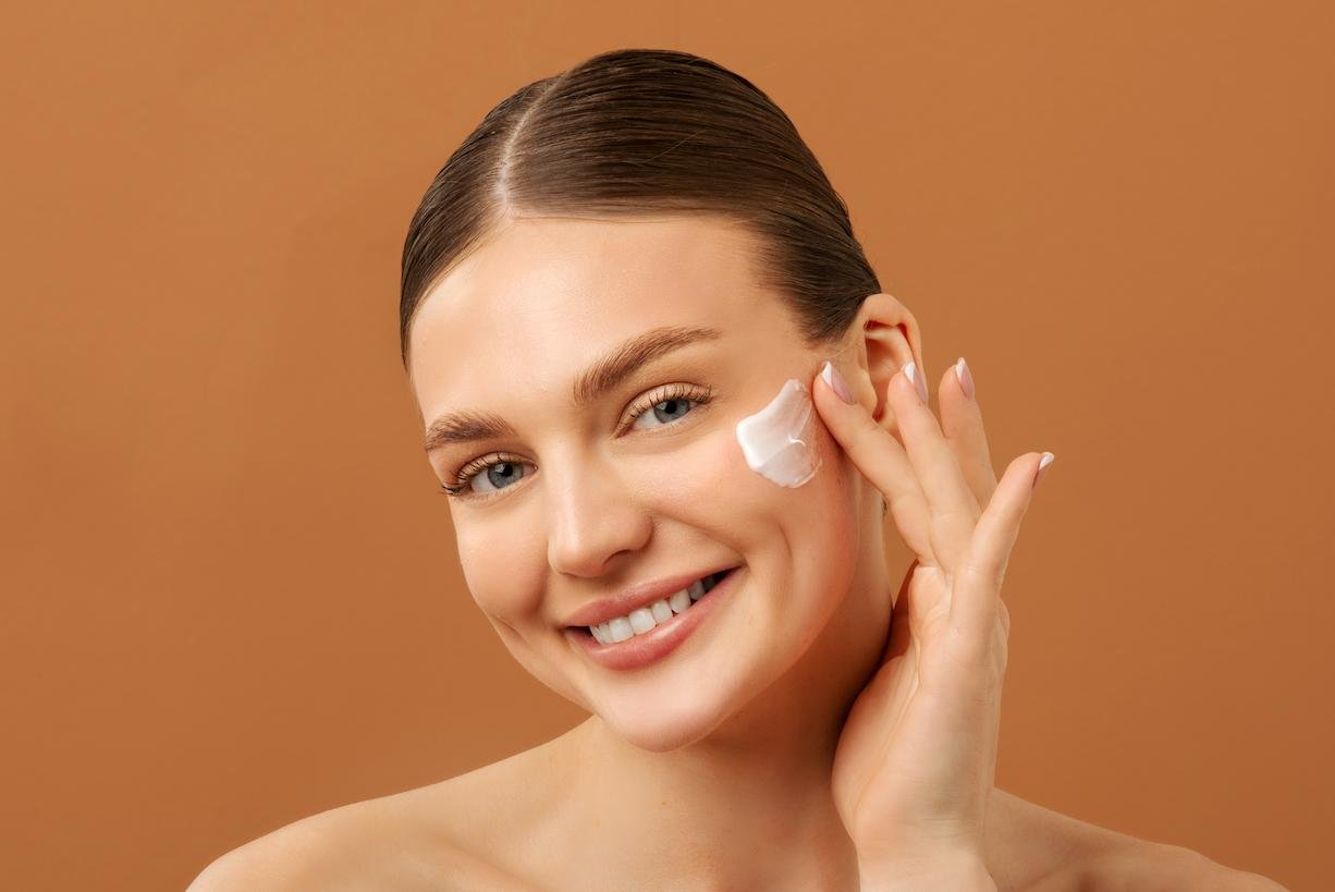 Mujer tocándose la barbilla