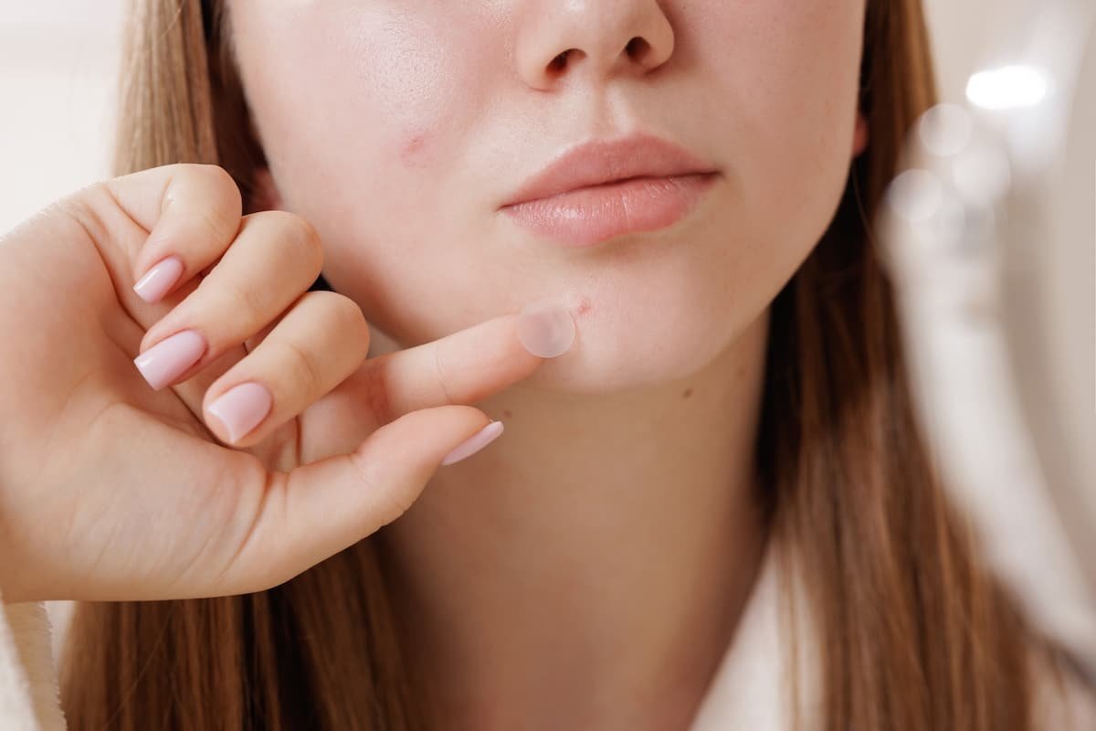 Mujer tocándose la barbilla