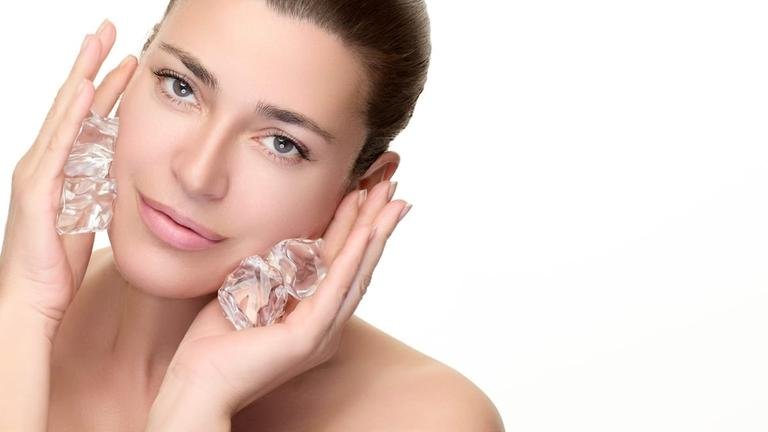 Mujer tocándose la barbilla