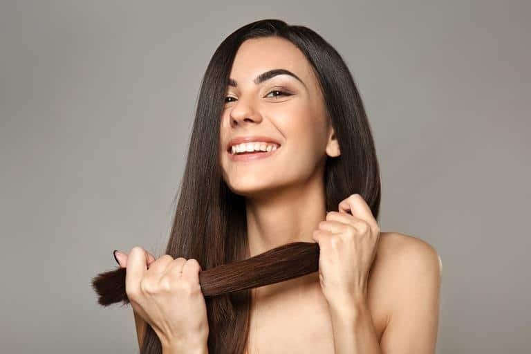 como mantener el pelo liso después de plancharlo