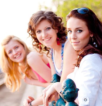 tres chicas: una rubia, una morena y una pelirroja.