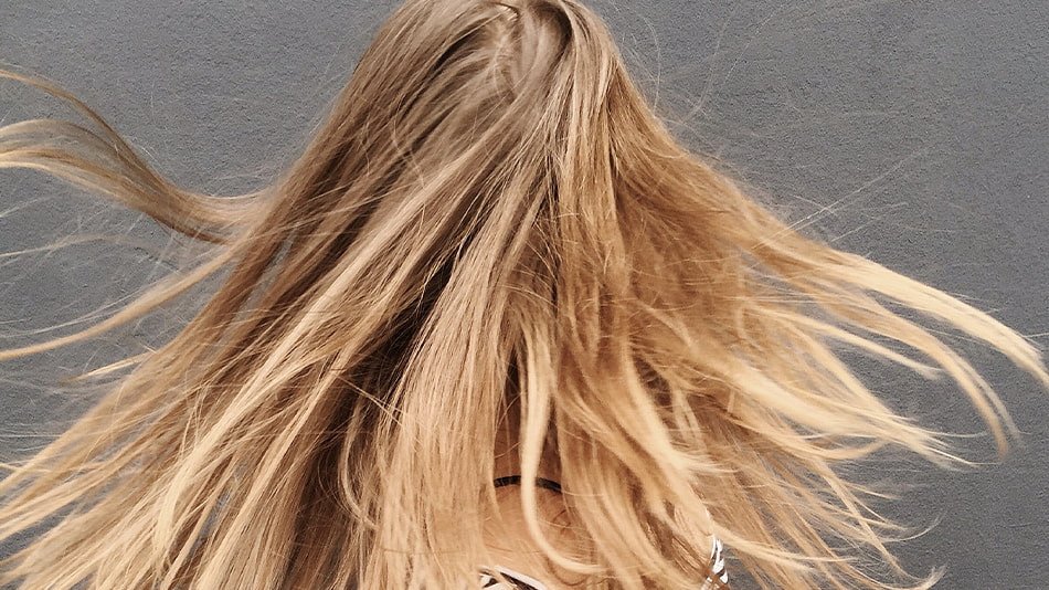 chica con mechas rubio platino