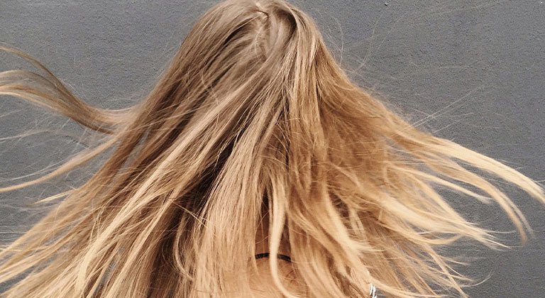 chica con mechas rubio platino