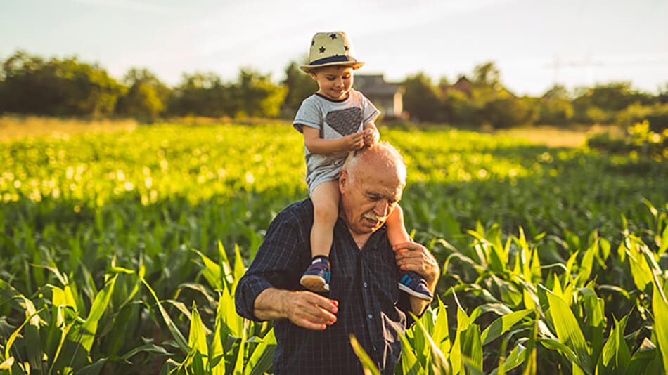 abuelo y niño por el campo pieles maduras