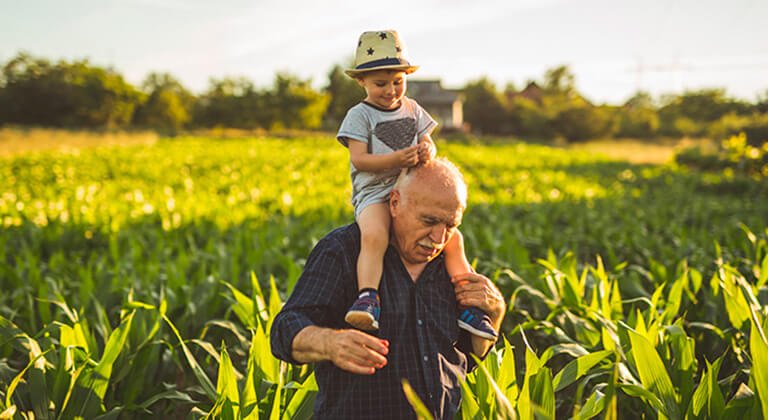 abuelo y niño por el campo pieles maduras