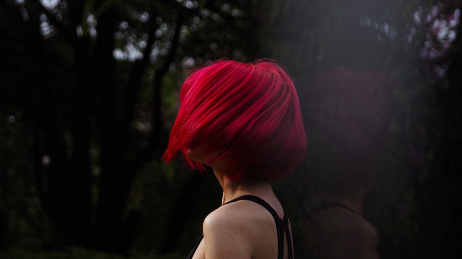 chica con pelo rojo cereza
