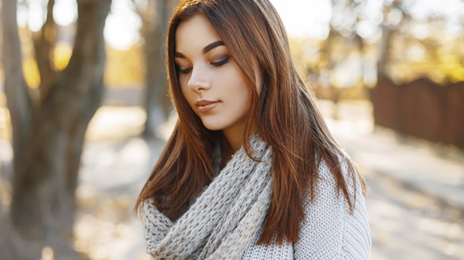 chica joven con pelo color ronze