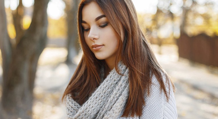 chica joven con pelo color ronze