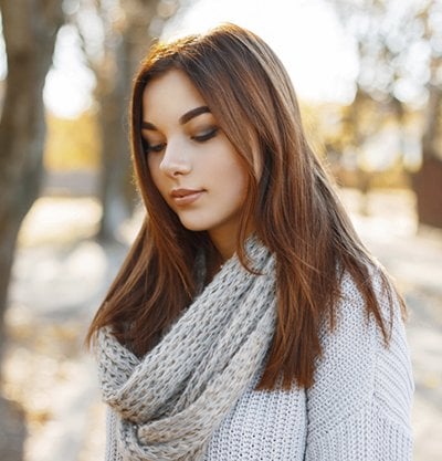 chica joven con pelo color ronze