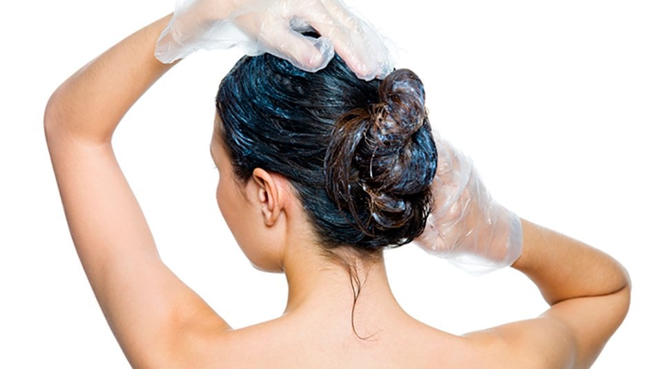 chica jabonándose el pelo con guantes