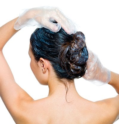 chica jabonándose el pelo con guantes