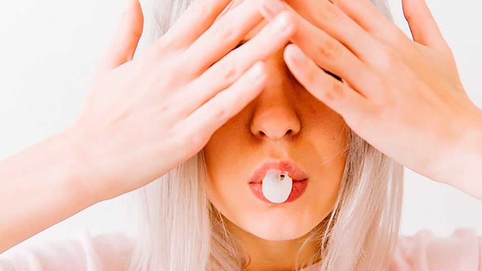 chica rubia tapándose los ojos 