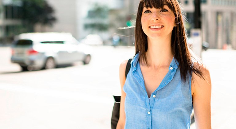 chica con camisa sin mangas azul
