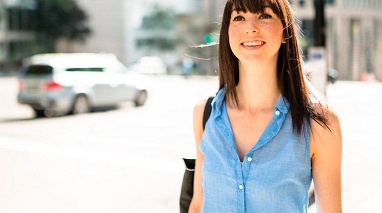 chica con camisa sin mangas azul