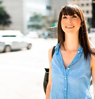 chica con camisa sin mangas azul