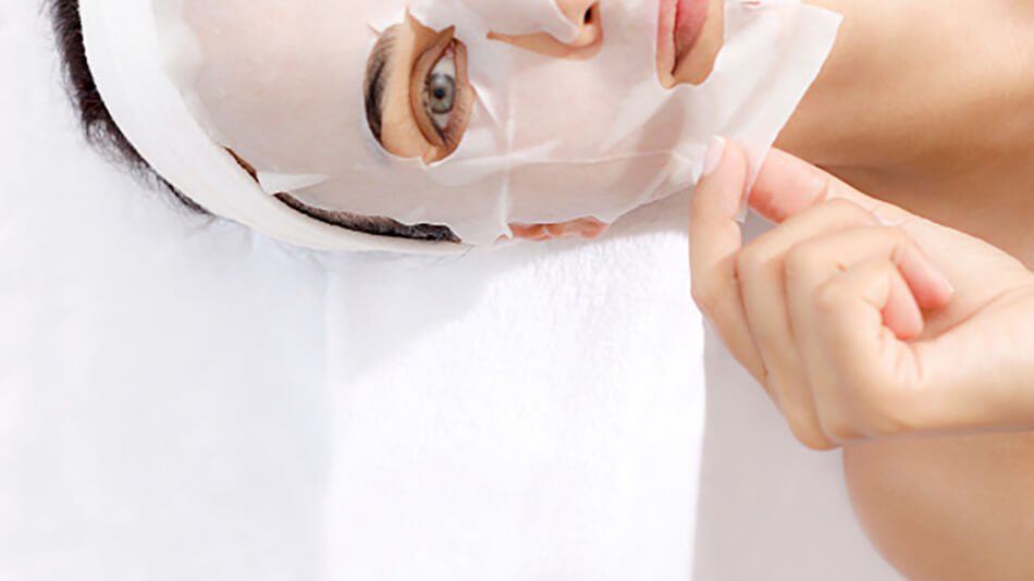 chica poniéndose una tissu mask 