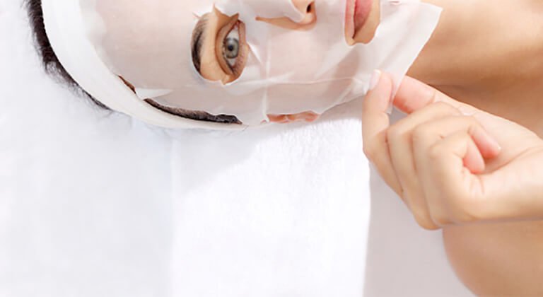 chica poniéndose una tissu mask