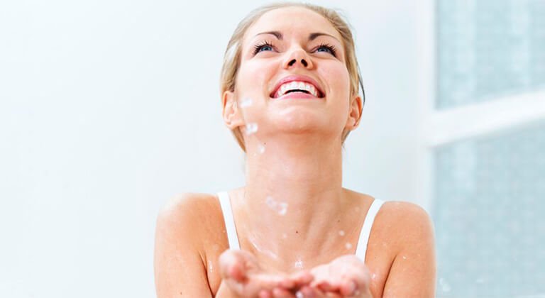 chica jugando con agua