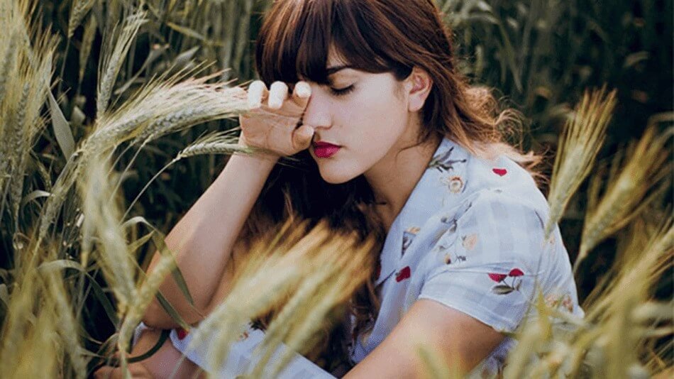 chica con color de pelo caoba